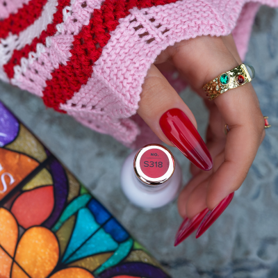 Mão feminina com unhas vermelhas segurando frasco de verniz etiquetado S318