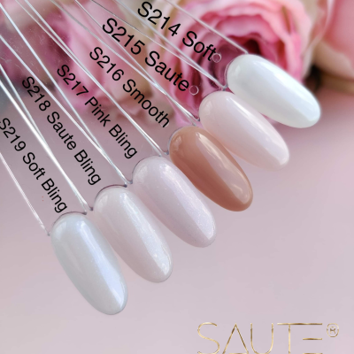 Amostras de verniz de unhas em tons nude e rosa com texto SAUTE NAILS