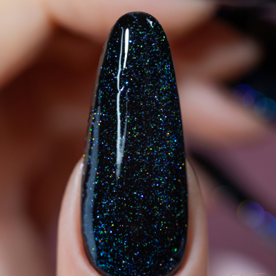 Unha pintada com verniz preto cintilante com partículas azuis e verdes