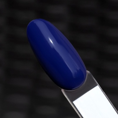 Unha artificial pintada com verniz azul escuro brilhante