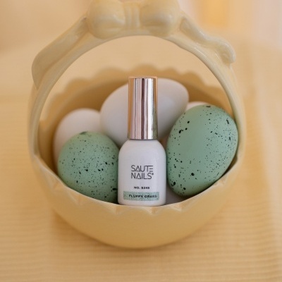 Verniz para unhas SAUTE NAILS® num recipiente cerâmico com ovos coloridos