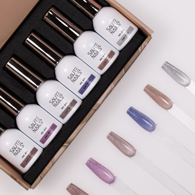 Conjunto de cinco vernizes de unhas SAUTÉ NAILS com cores variadas e amostras em palitos.
