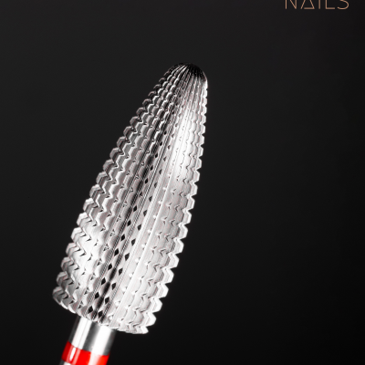 Broca metálica para unhas com padrão texturizado, anel vermelho e fundo preto