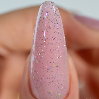 Unha artificial rosa claro com brilhos holográficos em macro