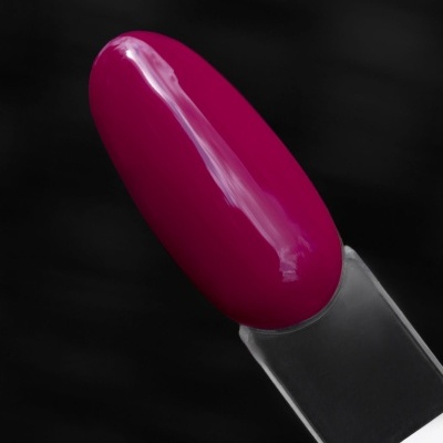 Amostra de verniz de unha vermelho escuro brilhante numa base transparente