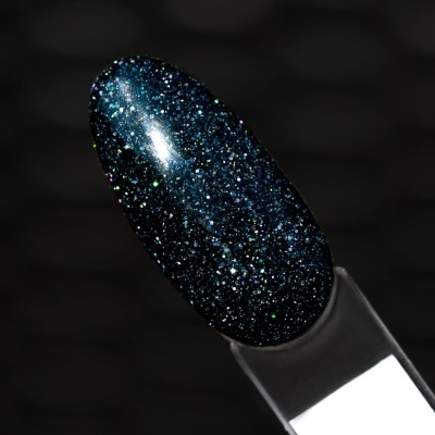 Verniz de unhas preto com glitter multicolorido numa ponta de plástico.