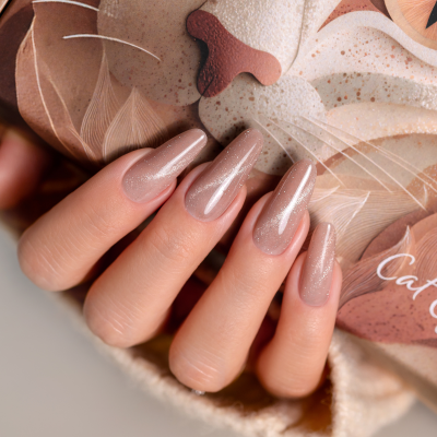 Unhas em verniz nude brilhante sobre fundo com ilustração de gato.