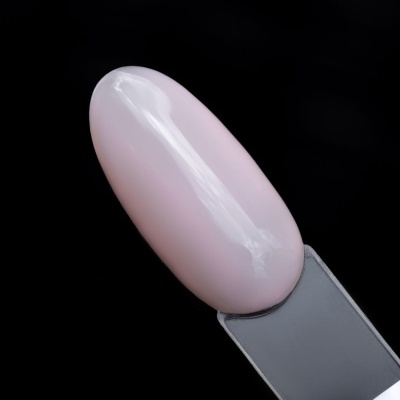 Amostra de verniz de unha rosa pálido brilhante num suporte preto