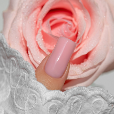 Unha rosa claro brilhante com rosa cor-de-rosa e tecido branco rendado