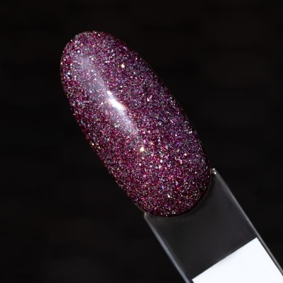 Verniz de unhas roxo com glitter num suporte preto