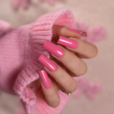 Unhas postiças longas cor-de-rosa com fundo rosa e peça de malha