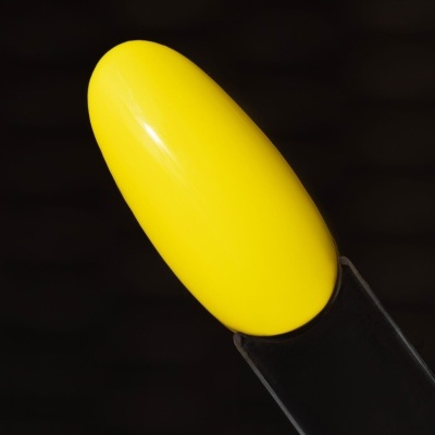 Amostra de verniz amarela brilhante em base preta