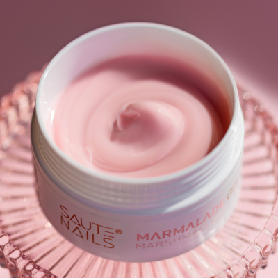 Creme rosa claro em recipiente branco com base de vidro rosa texturizada