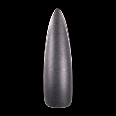 Unha postiça cinza metálico mate com formato alongado e pontiagudo sobre fundo preto