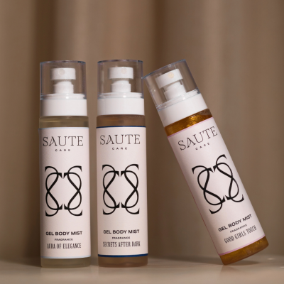 Três frascos de Gel Body Mist SAUTE CARE com diferentes fragrâncias em fundo castanho.