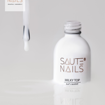 Frasco de verniz branco SAUTE NAILS com pincel e verniz a pingar