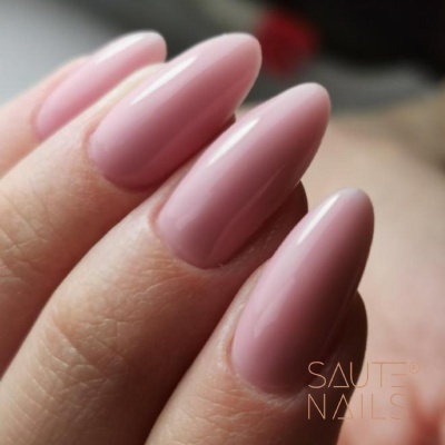 Unhas com verniz rosa claro, acabamento brilhante e formato oval alongado