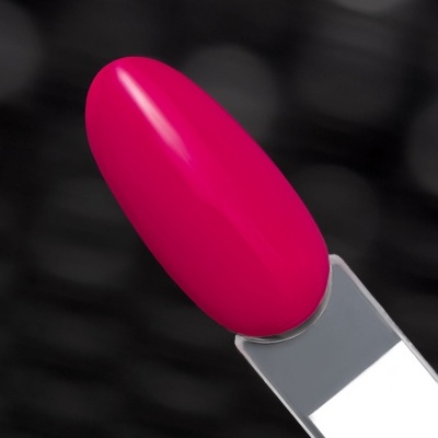 Amostra de verniz de unhas rosa forte numa paleta transparente