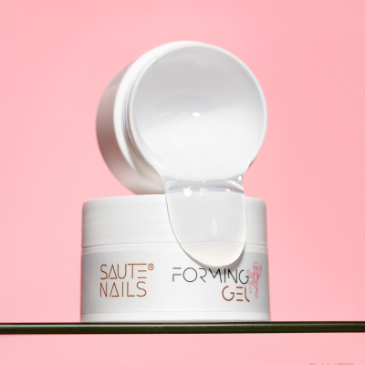 Gel para unhas branco em embalagem branca com tampa aberta e gel escorrendo em fundo rosa