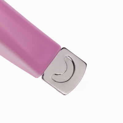 Utensílio para unhas com cabo rosa e ponta metálica curva sobre fundo branco