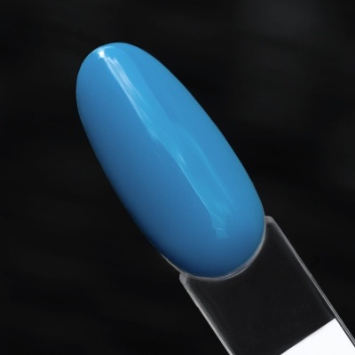 Amostra de verniz azul celeste brilhante numa pastilha de plástico