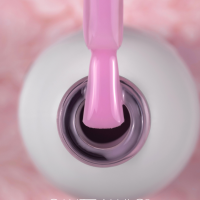 Frasco de verniz branco com pincel rosa e verniz lilás aberto