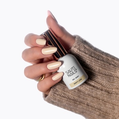 Mão com unhas pintadas segurando verniz SAUTE NAILS SOFT LIFE