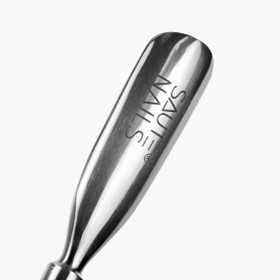 Utensílio metálico prateado para unhas com gravação SAUTE NAILS®
