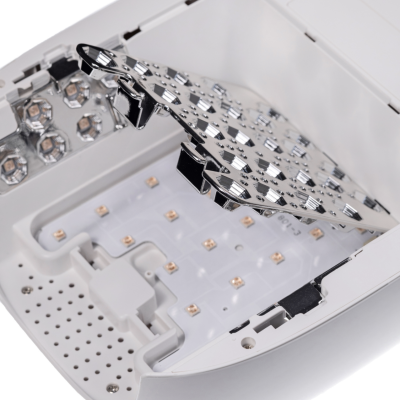 Dispositivo branco para unhas com interior em plástico e chapas metálicas refletoras