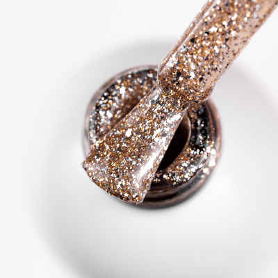 Verniz de unhas castanho com purpurinas com escova sobre fundo branco