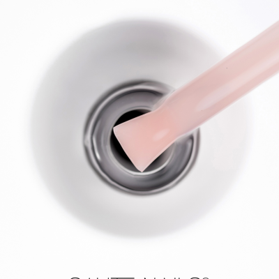 Pincel de verniz rosa dentro de frasco branco com texto SAUTE NAILS®