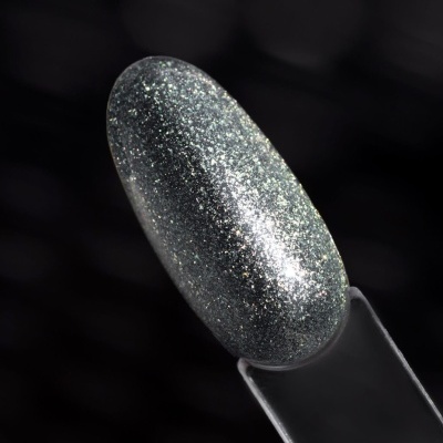 Tip de unha com verniz brilhante prateado e glitter