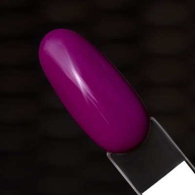 Verniz de unha roxo brilhante numa vareta transparente