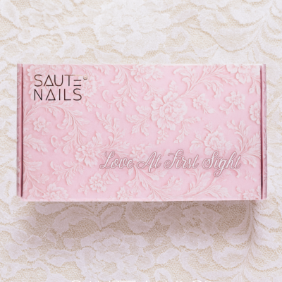 Embalagem rosa floral com texto SAUTE NAILS e Love At First Sight