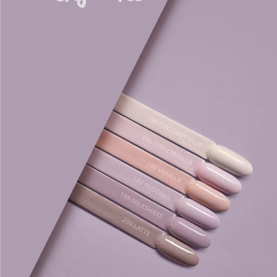 Amostras de verniz de unhas em tons pastel com nomes e números, apresentadas em fundo roxo