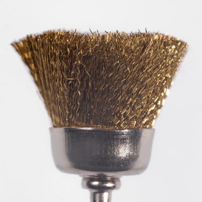 Pincel de aço com cerdas douradas e cabo metálico prateado