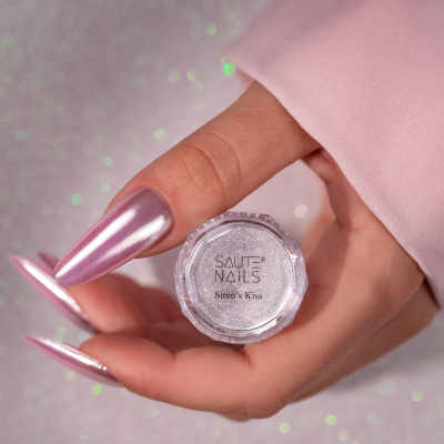 Mão com unhas pintadas a rosa cintilante segurando recipiente de SAUTE NAILS Siren's Kiss