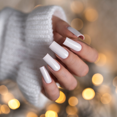 Unha artificial longa quadrada com verniz branco e manga de malha branca