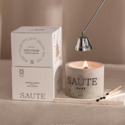 Vela perfumada SAUTE CARE com caixa branca e fósforos em fundo bege
