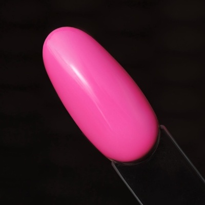 batom rosa vibrante com embalagem preta sobre fundo preto