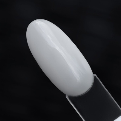 amostra de unha de gel ou acrílico branca opaca em suporte transparente com base preta