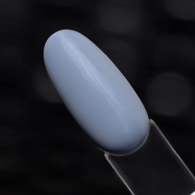 Esmalte de unhas azul claro em unha artificial