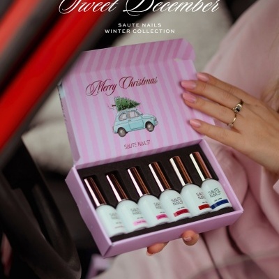 Caixa rosa com vernizes para unhas e texto Merry Christmas e Sweet December