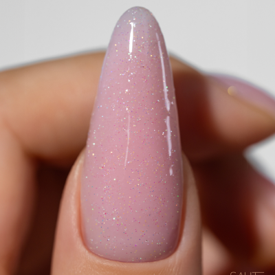 Unha artificial rosa com glitter holográfico e forma de amêndoa em fundo neutro