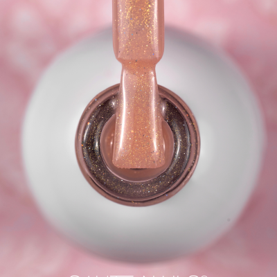 Pincel de verniz de unhas cor de salmão com brilhos dourados a sair de frasco branco com texto SAUTE NAILS®