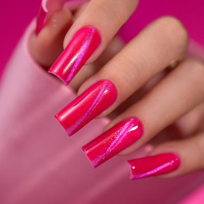 Unhas compridas rosa brilhante com efeito cintilante em fundo cor-de-rosa