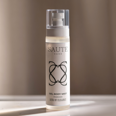 Frasco transparente de gel body mist com rótulo branco e texto preto