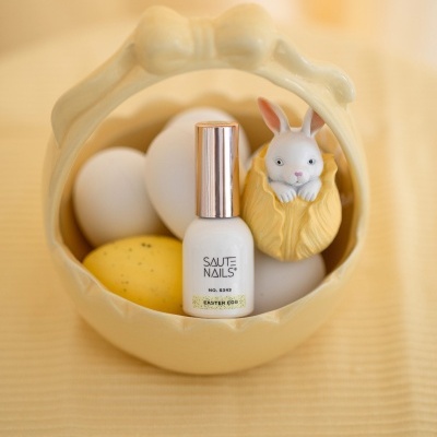 Verniz branco SAUTE NAILS numa cesta amarela com ovos e coelho decorativo
