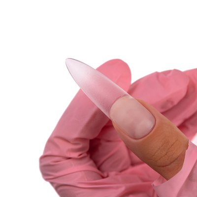 Mão com luva rosa segurando unha postiça translúcida fosca