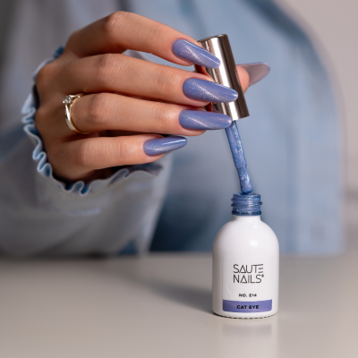 Mão feminina com verniz azul cintilante SAUTE NAILS CAT EYE 614
